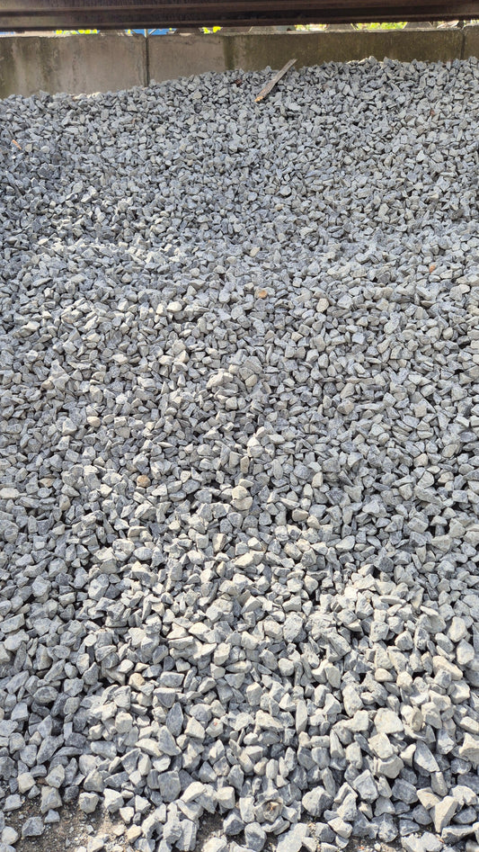 Basalt Splitt Schwarz – m2Granit – lose Ware als Materialhaufen