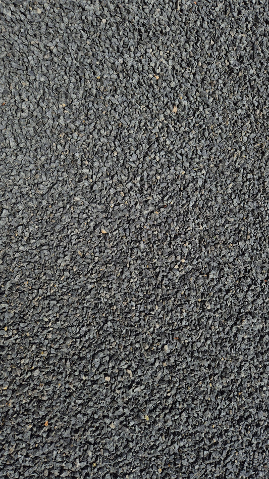 Basalt Splitt Schwarz – m2Granit – Nahaufnahme der Oberfläche