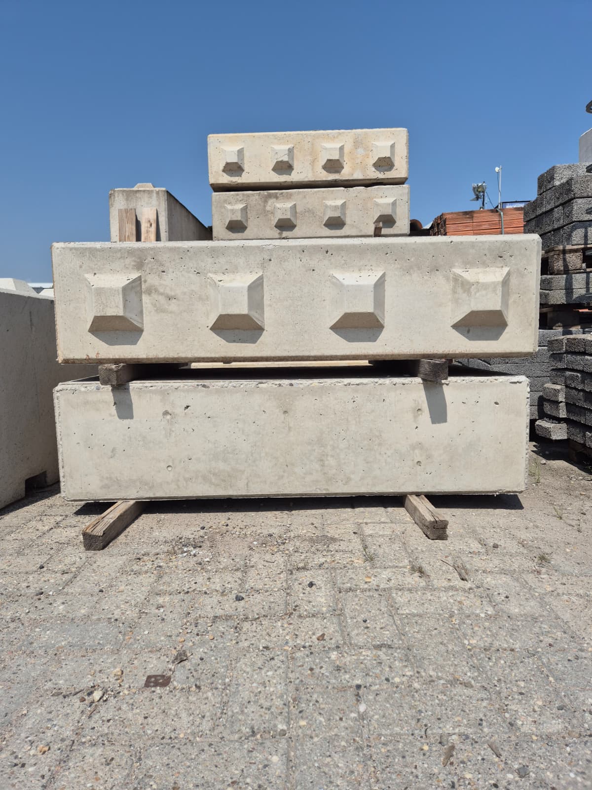 Beton Boxensteine Grau – m2Granit – gestapelte Steine