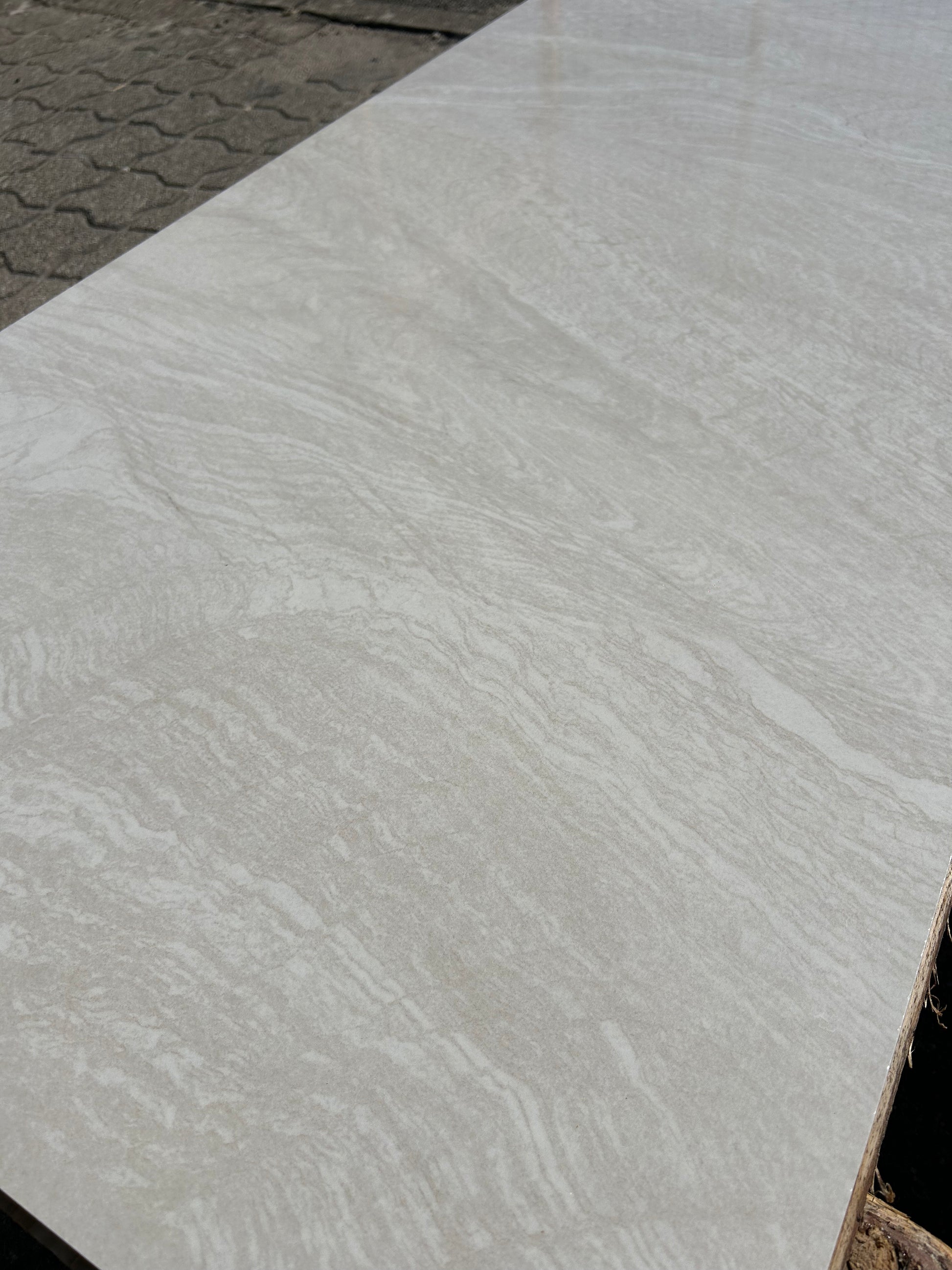 Feinsteinzeug-Fliese Carmen Beige Full Lappato, in direkter Sonne