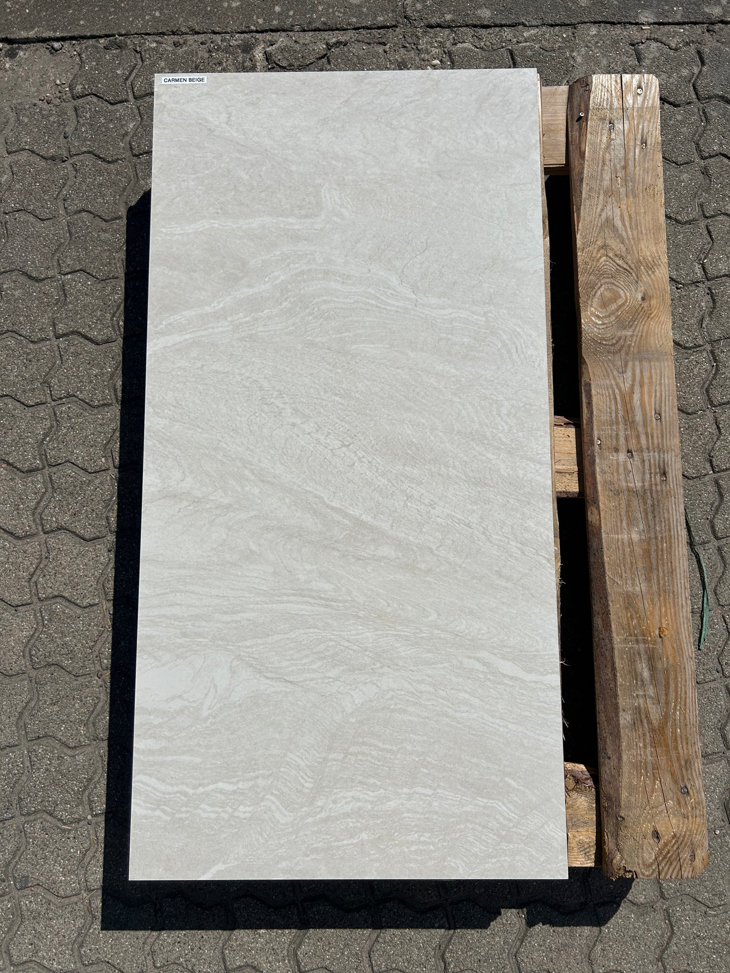 Feinsteinzeug-Fliese Carmen Beige Full Lappato, in direkter Sonne
