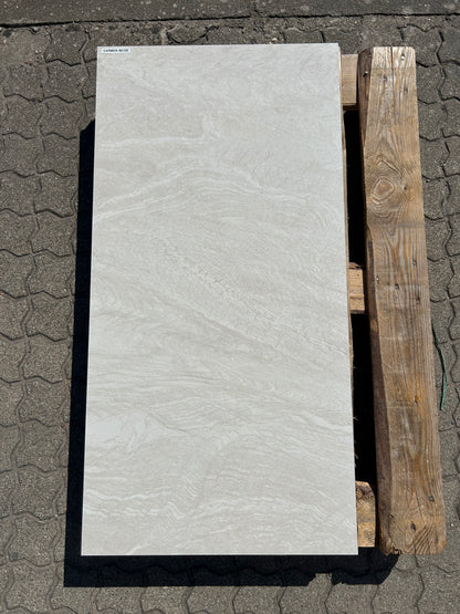 Feinsteinzeug-Fliese Carmen Beige Full Lappato, in direkter Sonne