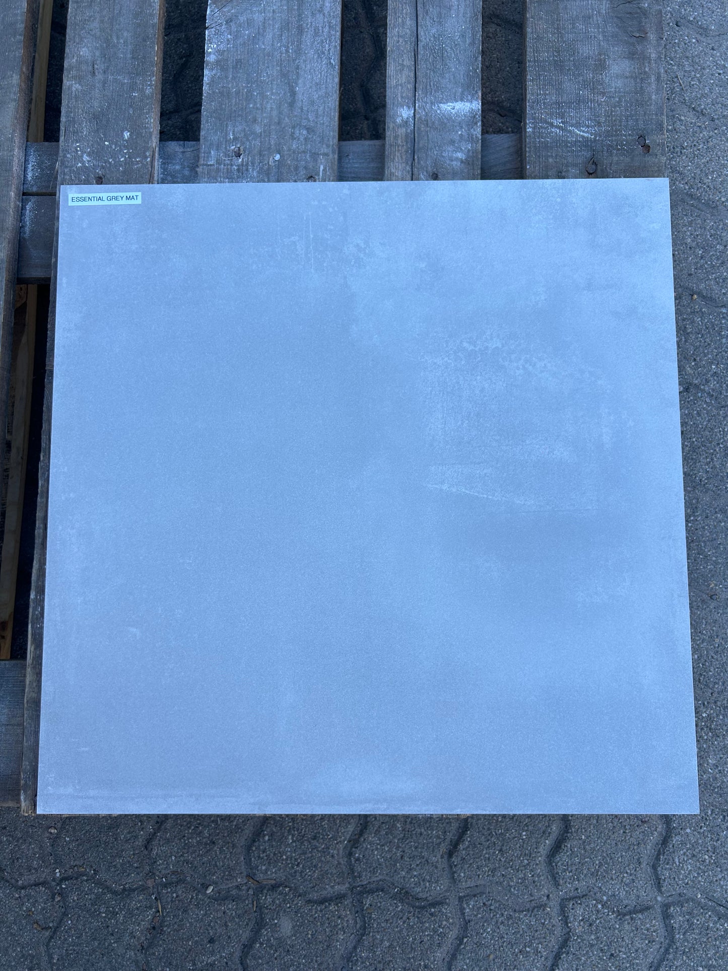 Feinsteinzeug-Fliese Essential Grey matt, Tageslicht im Schatten