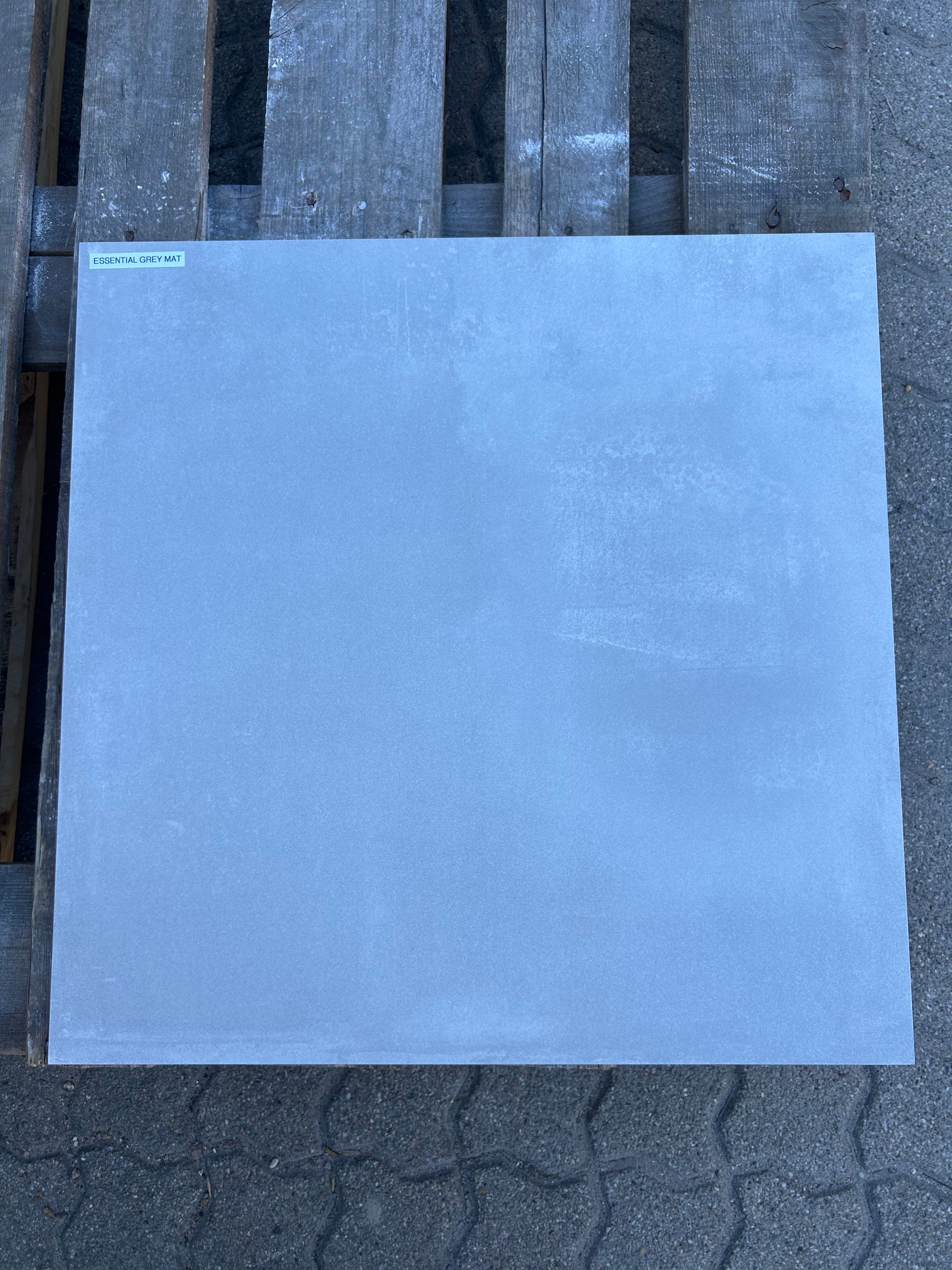 Feinsteinzeug-Fliese Essential Grey matt, Tageslicht im Schatten