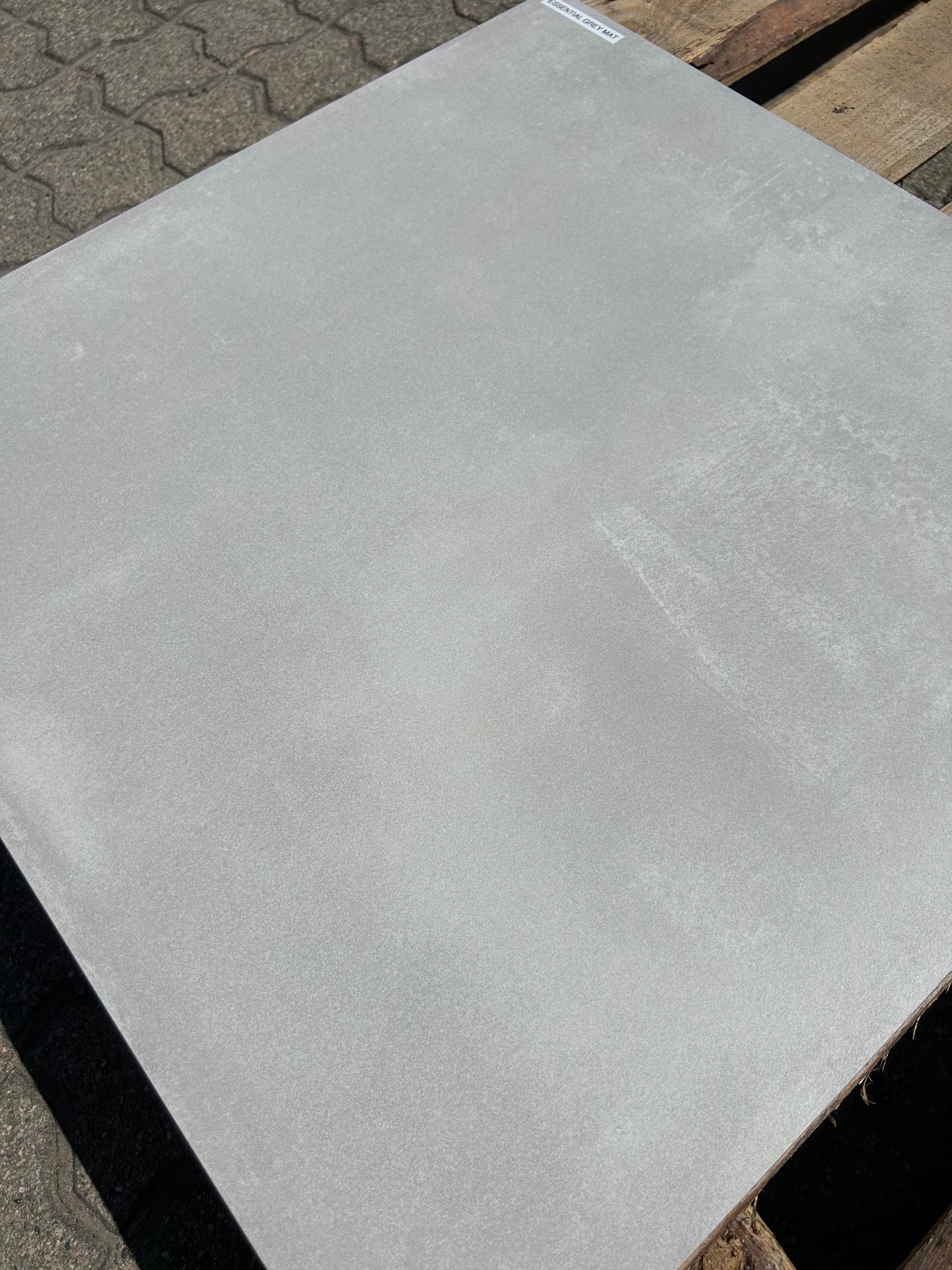 Feinsteinzeug-Fliese Essential Grey matt, in direkter Sonne