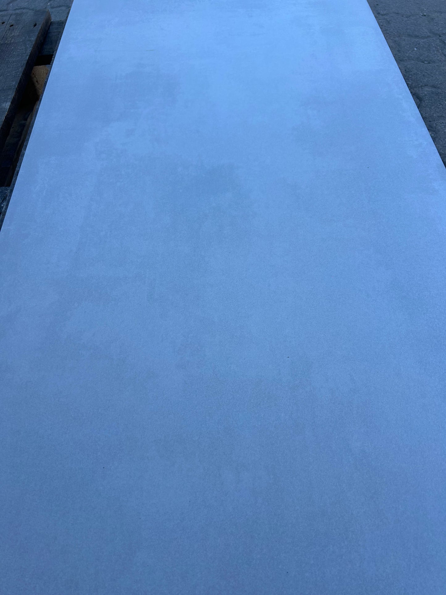 Feinsteinzeug-Fliese Essential White matt, Tageslicht im Schatten