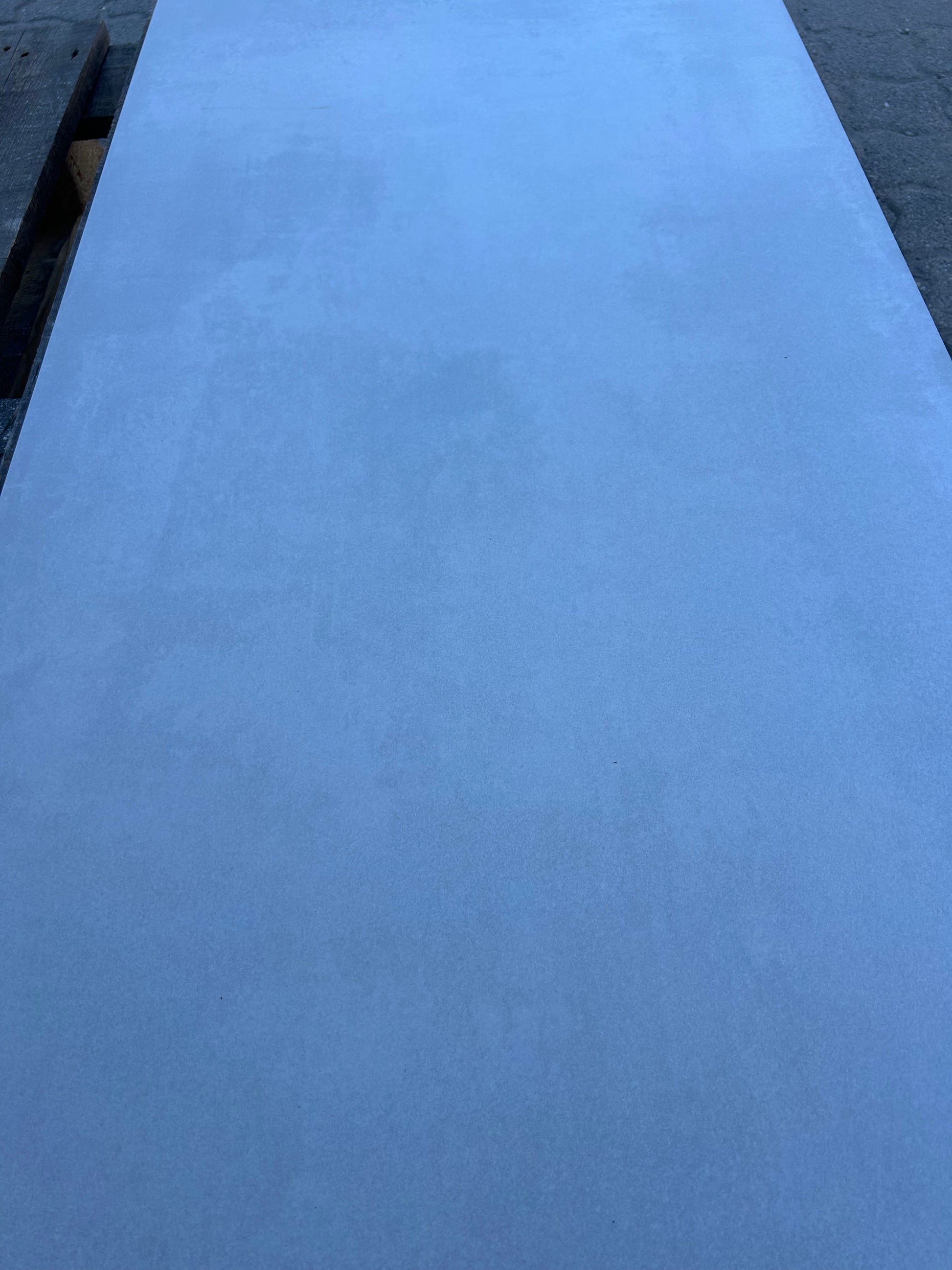 Feinsteinzeug-Fliese Essential White matt, Tageslicht im Schatten