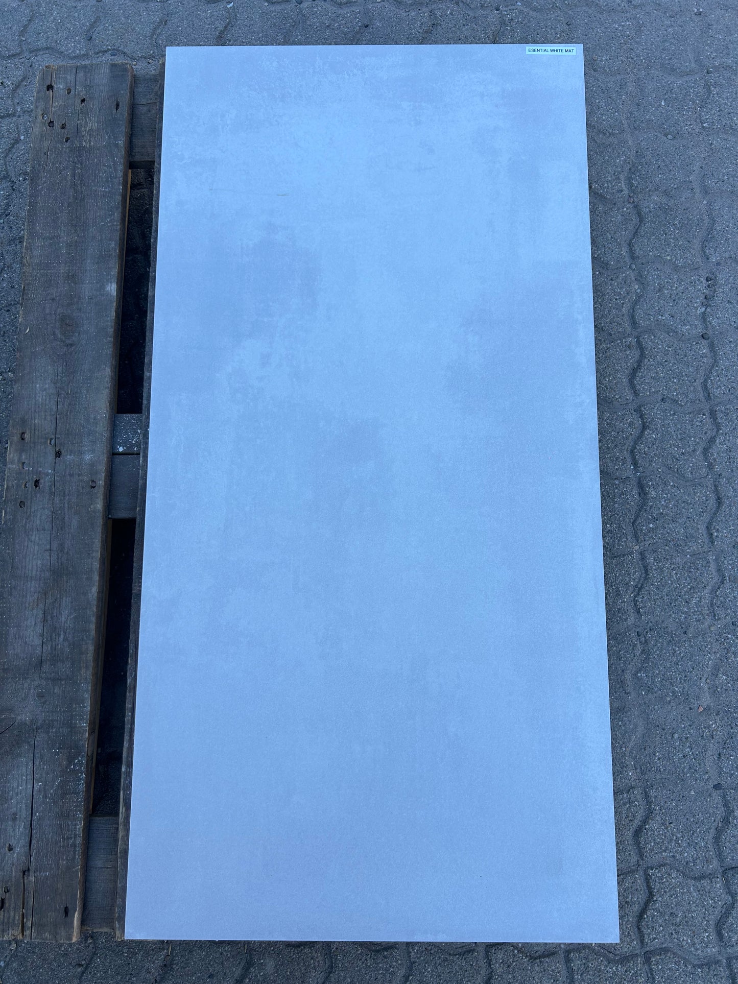Feinsteinzeug-Fliese Essential White matt, Tageslicht im Schatten