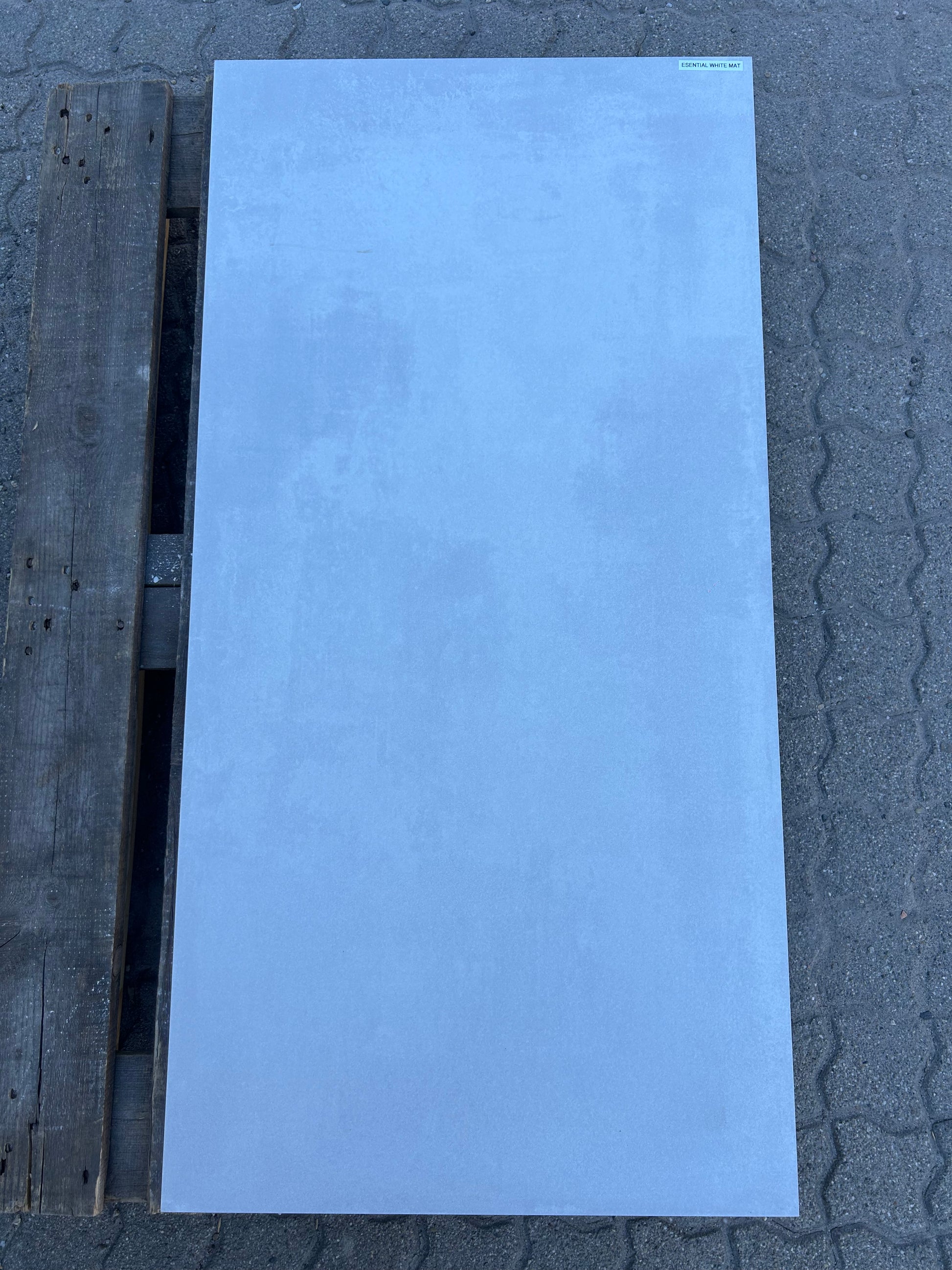 Feinsteinzeug-Fliese Essential White matt, Tageslicht im Schatten