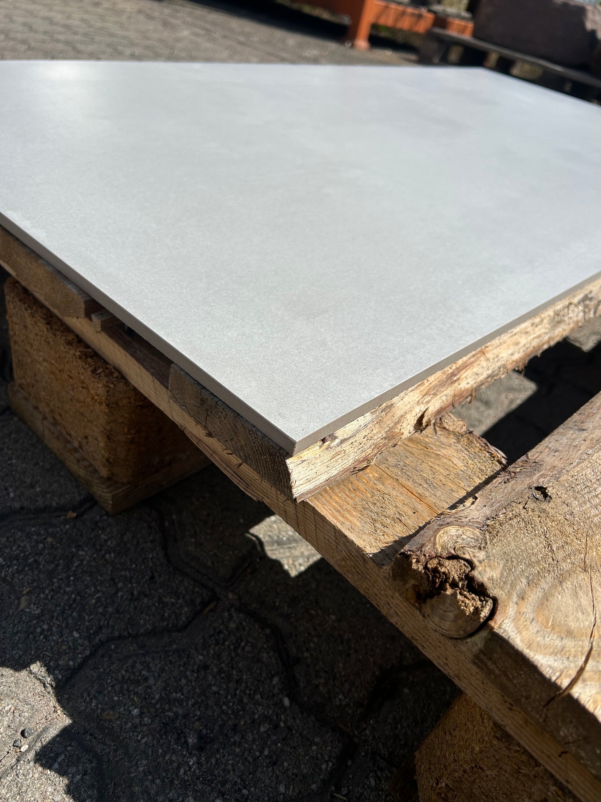 Feinsteinzeug-Fliese Essential White matt, in direkter Sonne