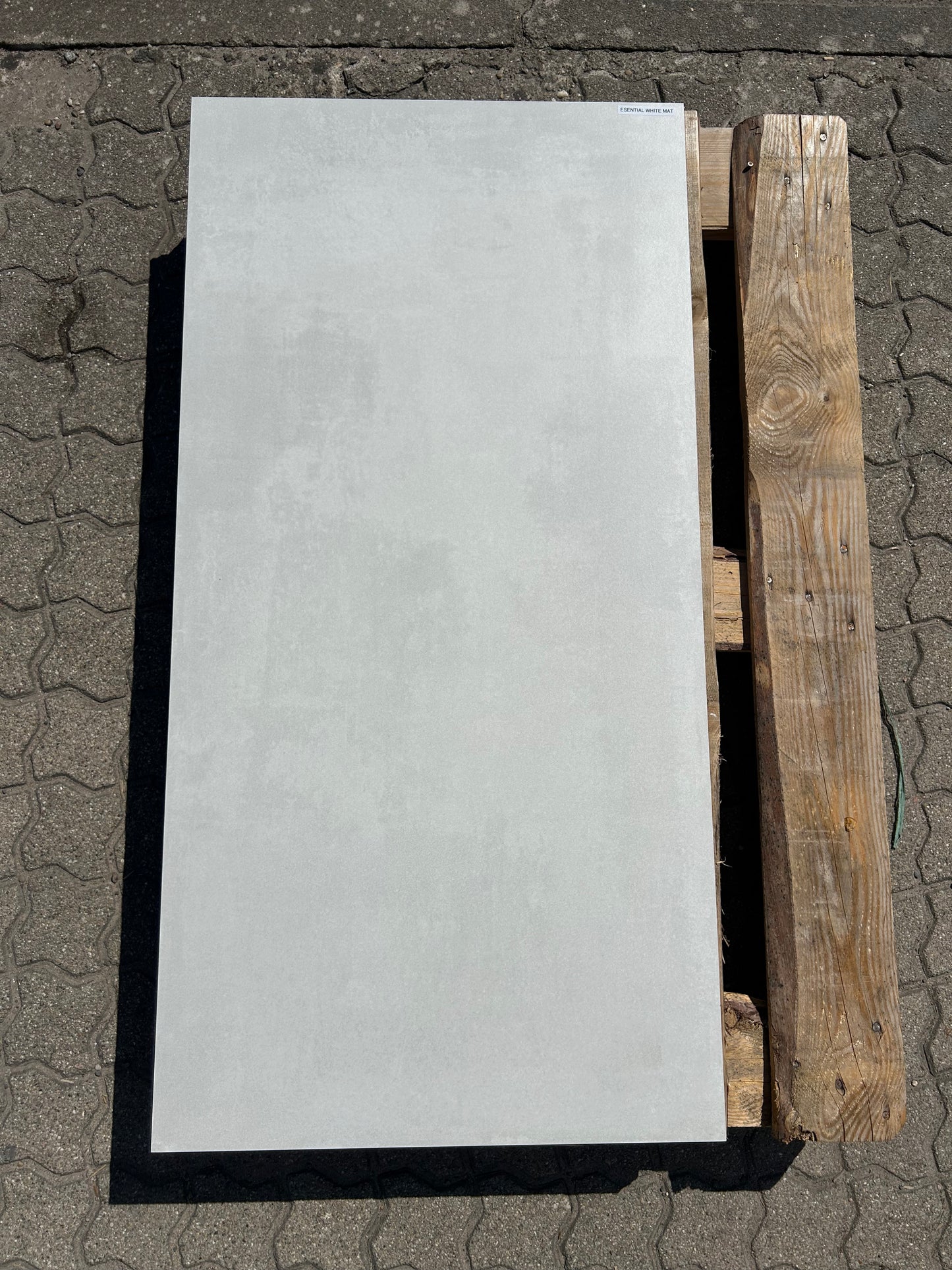 Feinsteinzeug-Fliese Essential White matt, in direkter Sonne