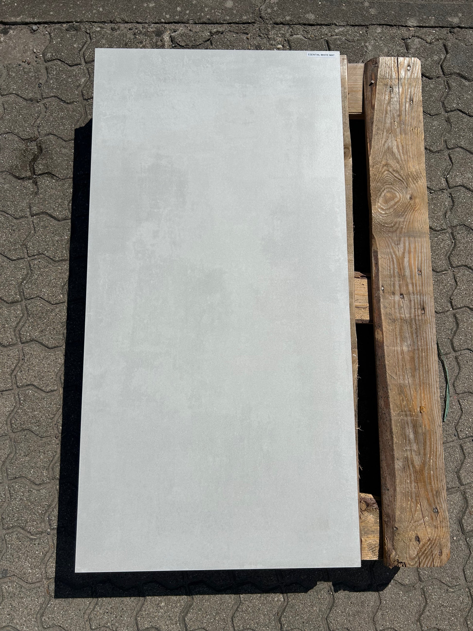 Feinsteinzeug-Fliese Essential White matt, in direkter Sonne