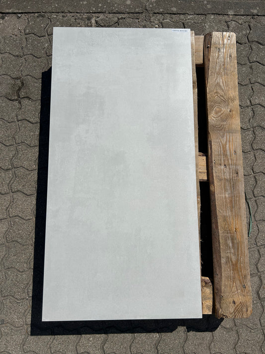 Feinsteinzeug-Fliese Essential White matt, in direkter Sonne