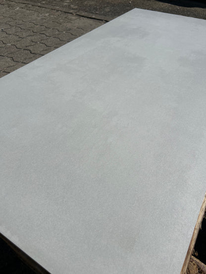 Feinsteinzeug-Fliese Essential White matt, in direkter Sonne