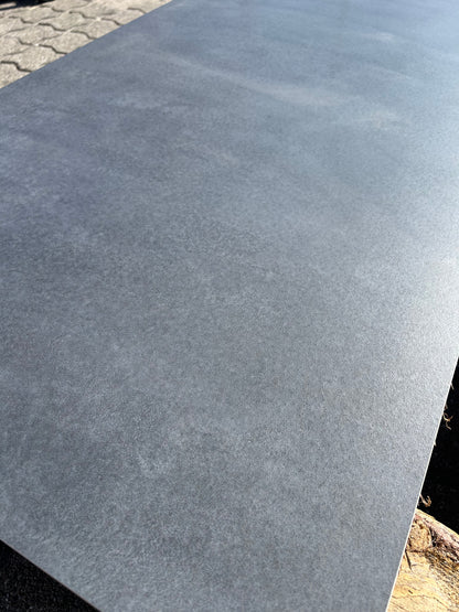 Feinsteinzeug-Fliese Misha Anthracite Semi Lappato, in direkter Sonne