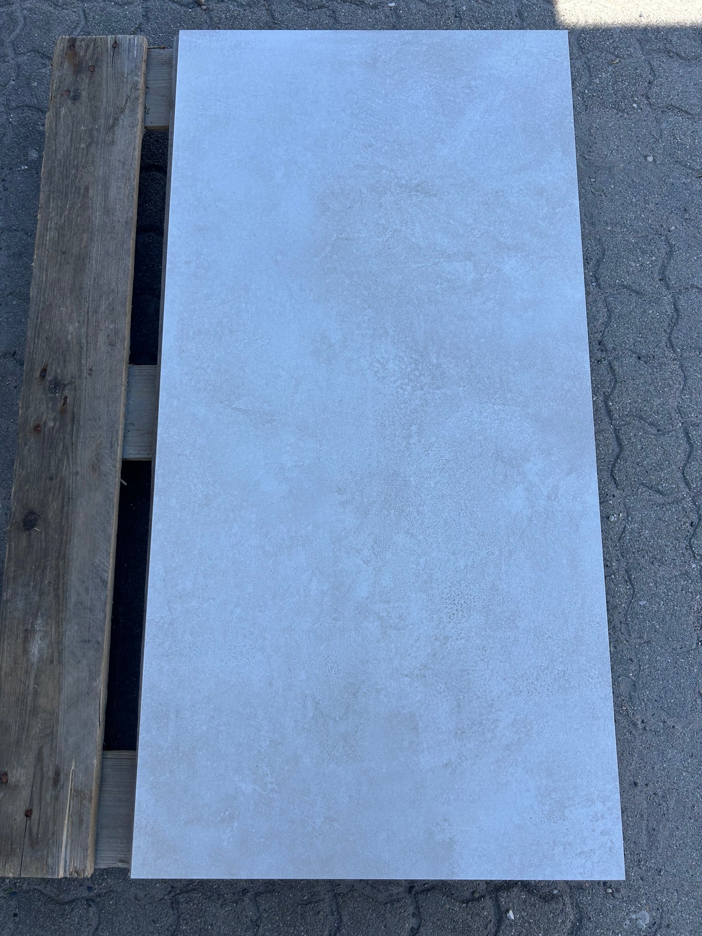 Feinsteinzeug-Fliese Misha Beige matt, Tageslicht im Schatten-m2granit