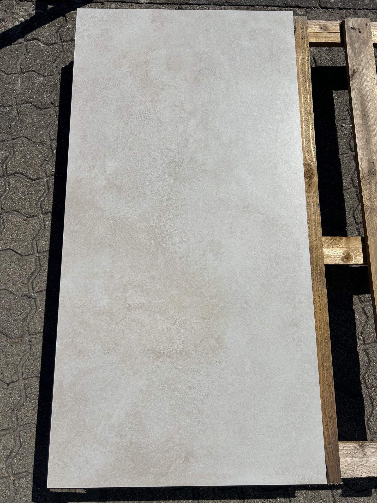 Feinsteinzeug-Fliese Misha Beige matt, in direkter Sonne