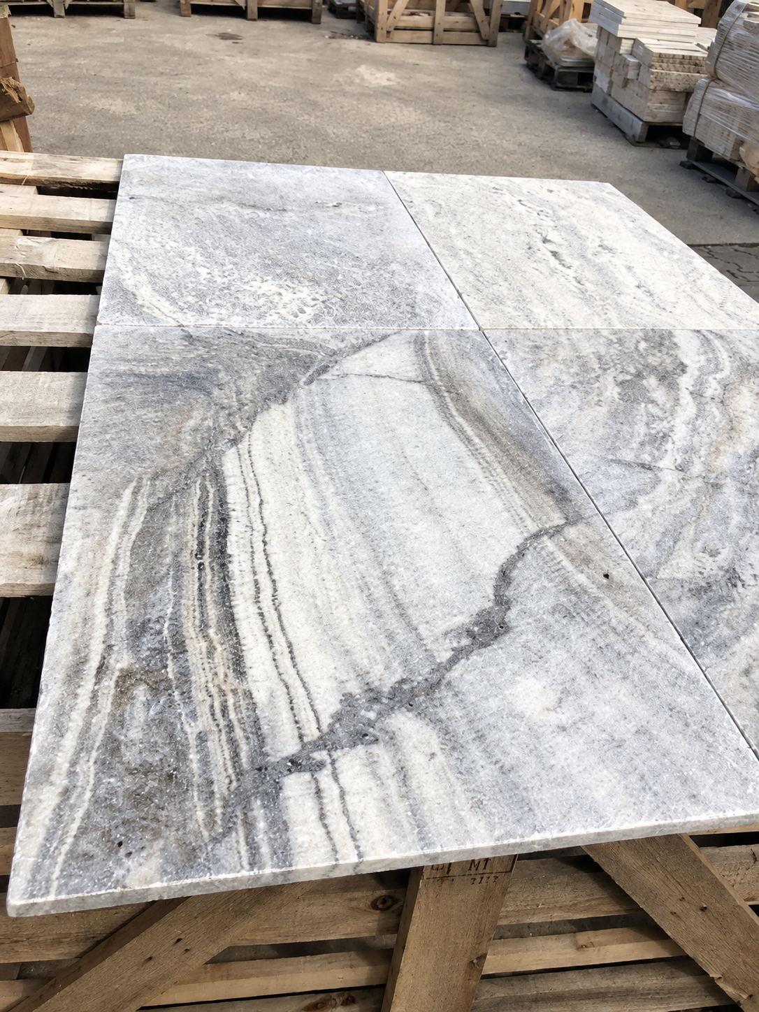 Fliesen aus Travertin – 61x40,6x1,2cm – Silber – getrommelt – M2Granit – mit KI retuschierte Originalaufnahme, Anwendungsbeispiel