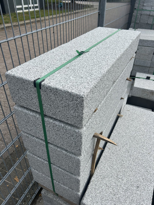 Granit Blockstufen Grau, gesägt – m2Granit – Palettenansicht