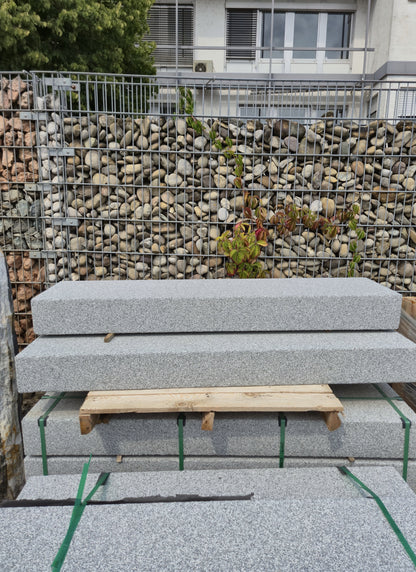 Granit Blockstufen Grau, gesägt – m2Granit – Frontansicht