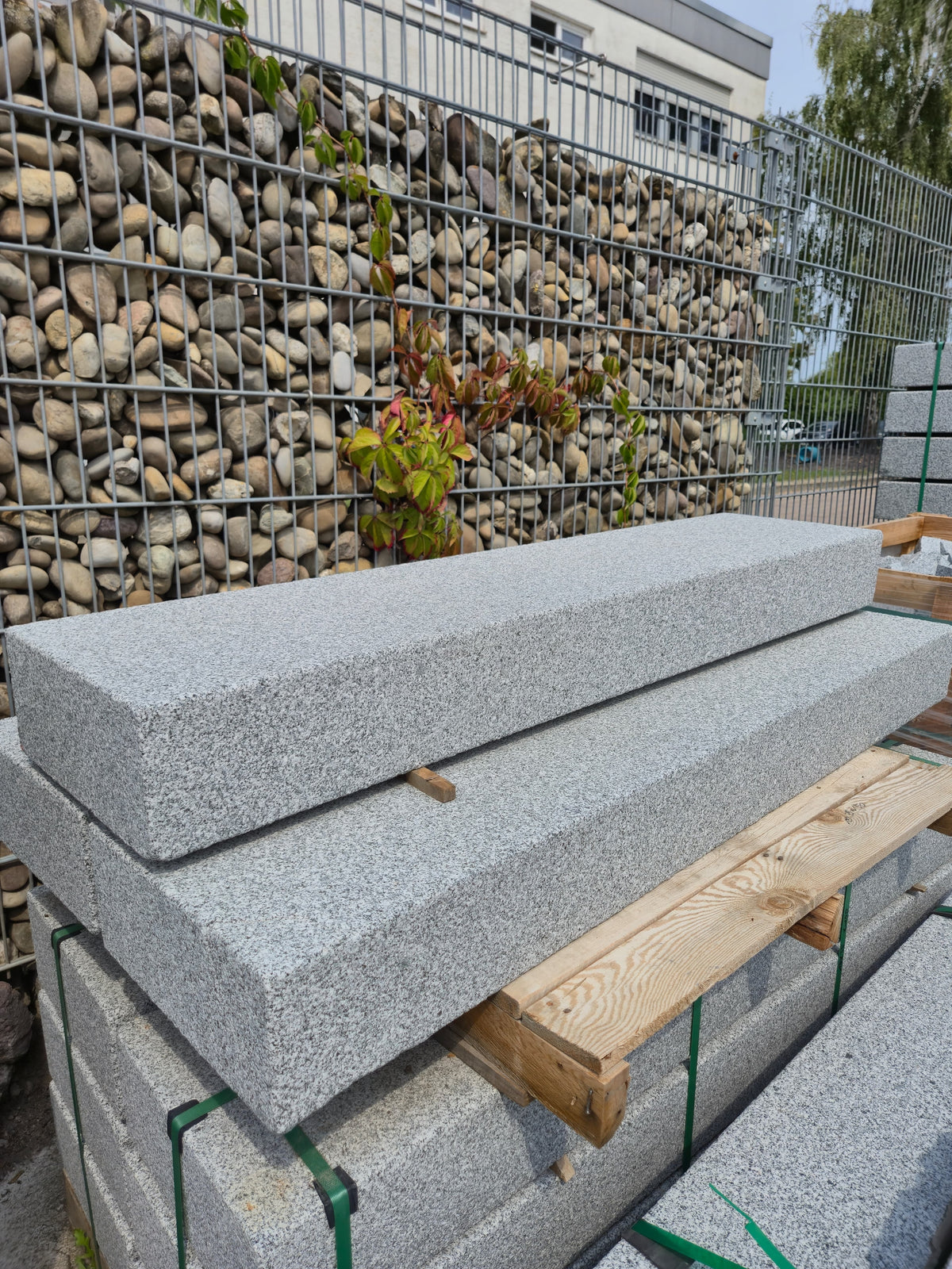 Granit Blockstufen Grau, gesägt – m2Granit – Palettenansicht