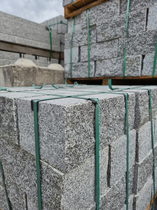 Granit Mauersteine Grau, gesägt – m2Granit – Palettenstapel im Lager