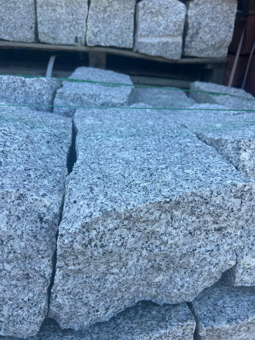 Granit Mauersteine Grau, gespalten – m2Granit – Nahaufnahme der Kante