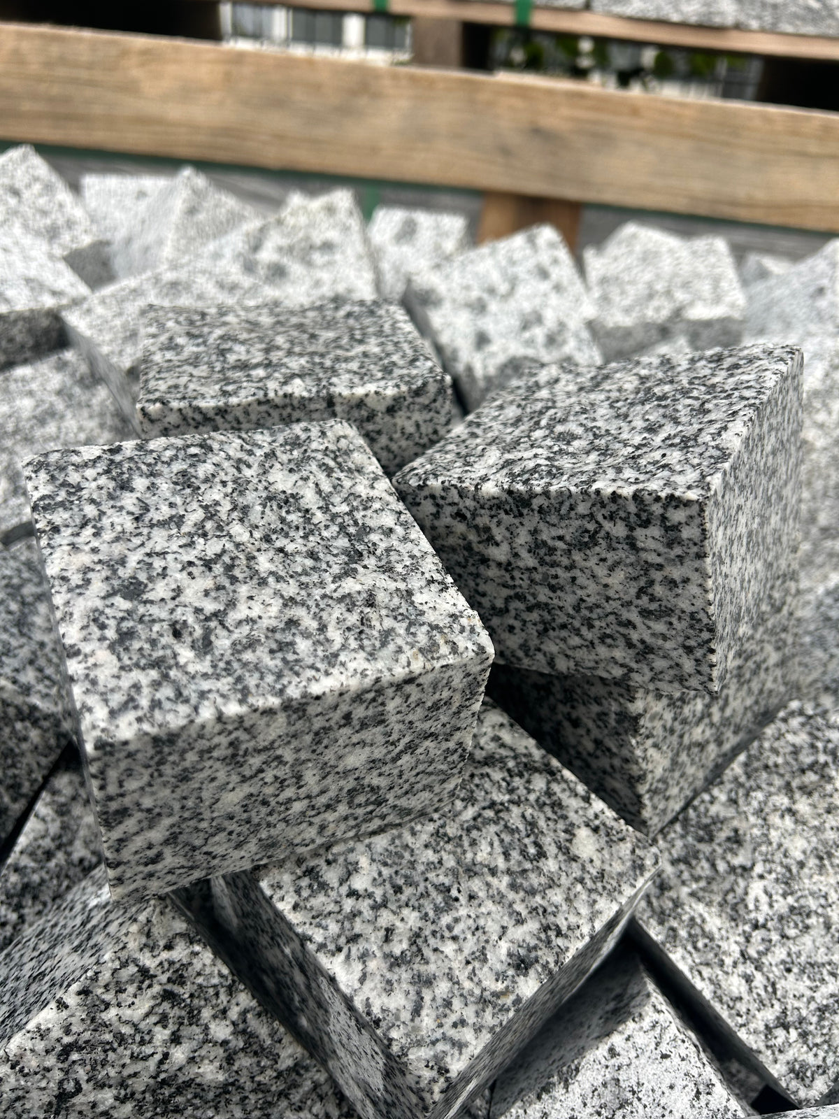 Granit Pflastersteine Grau, gesägt gespalten – m2Granit – lose Ware als Materialhaufen