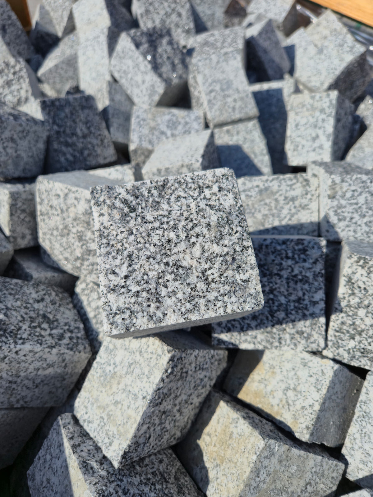 Granit Pflastersteine Grau, gesägt gespalten – m2Granit – lose Ware als Materialhaufen