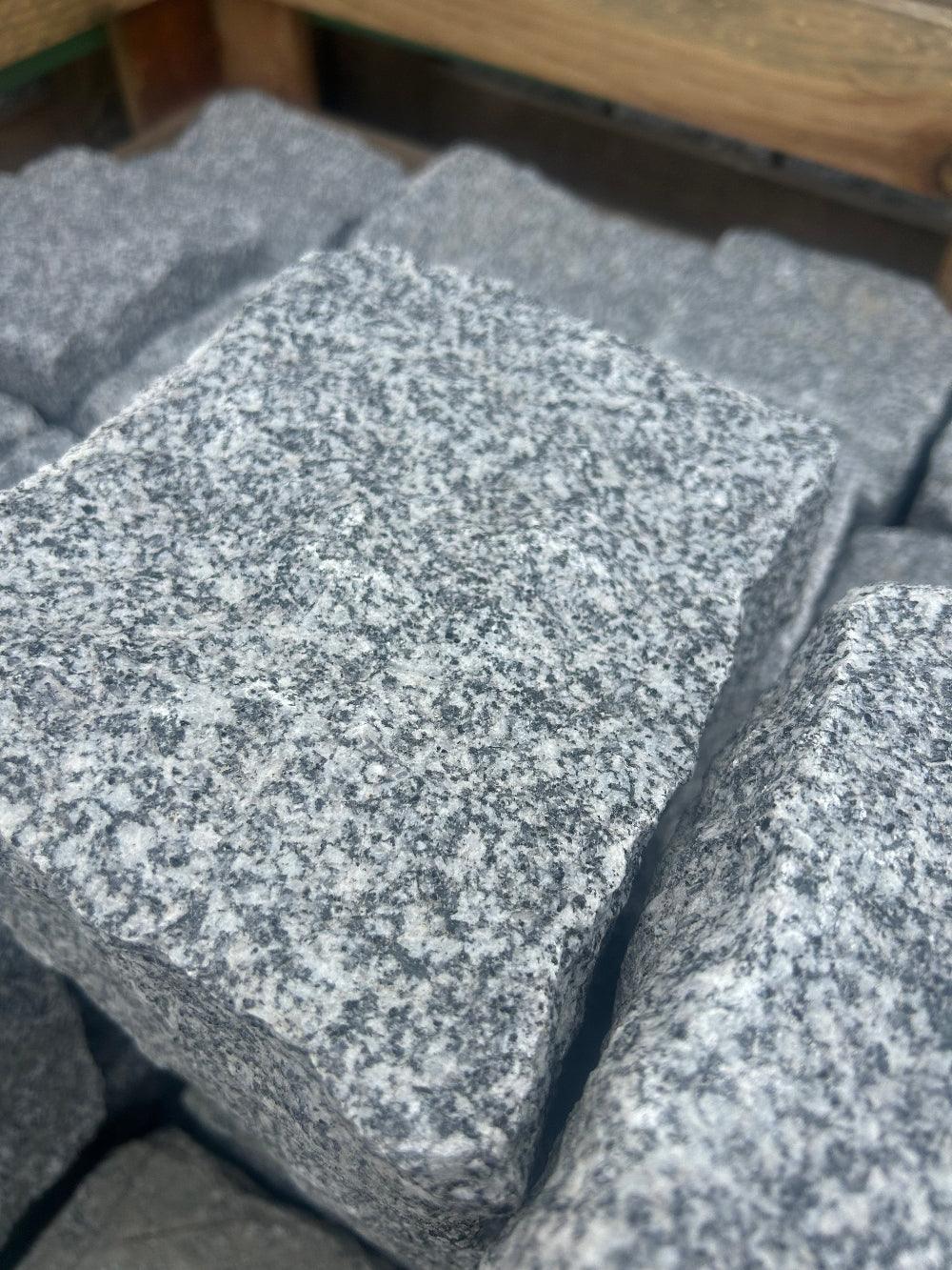 Granit Pflastersteine Grau, gespalten – m2Granit – Einzelansicht