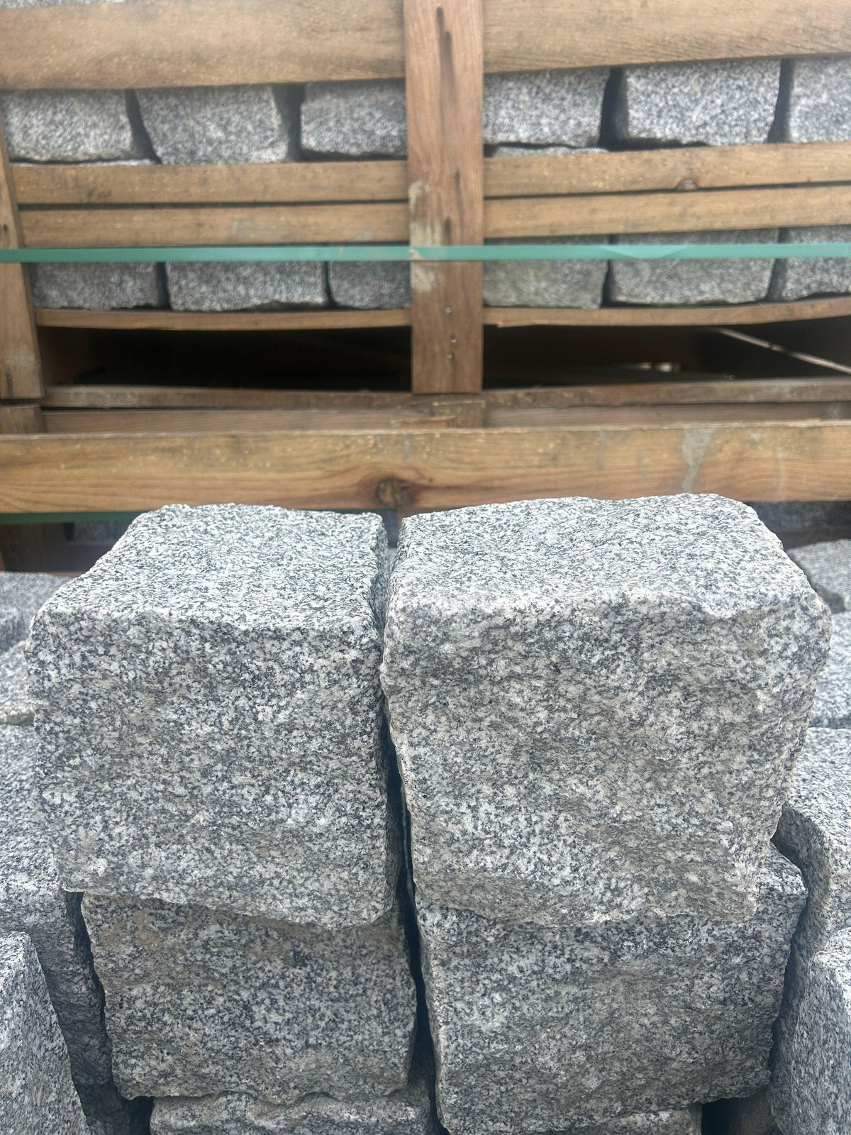 Granit Pflastersteine Grau, gespalten – m2Granit – gestapelte Steine
