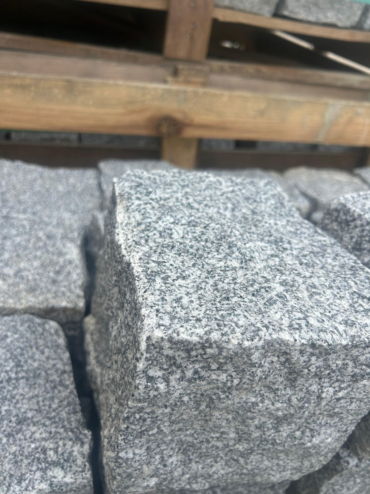 Granit Pflastersteine Grau, gespalten – m2Granit – Nahaufnahme der Kante