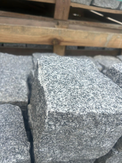 Granit Pflastersteine Grau, gespalten – m2Granit – Nahaufnahme der Kante
