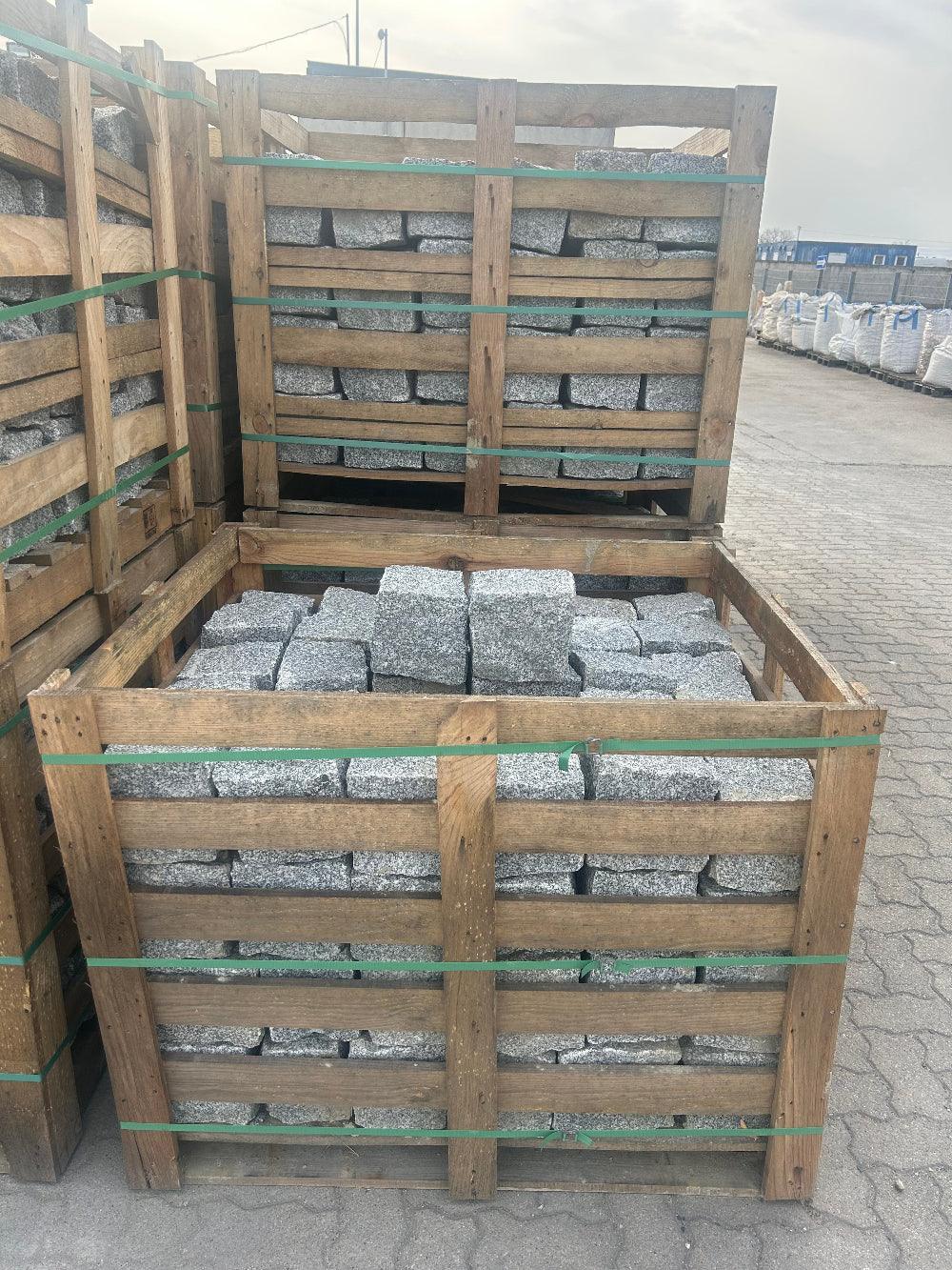 Granit Pflastersteine Grau, gespalten – m2Granit – Transportverpackung