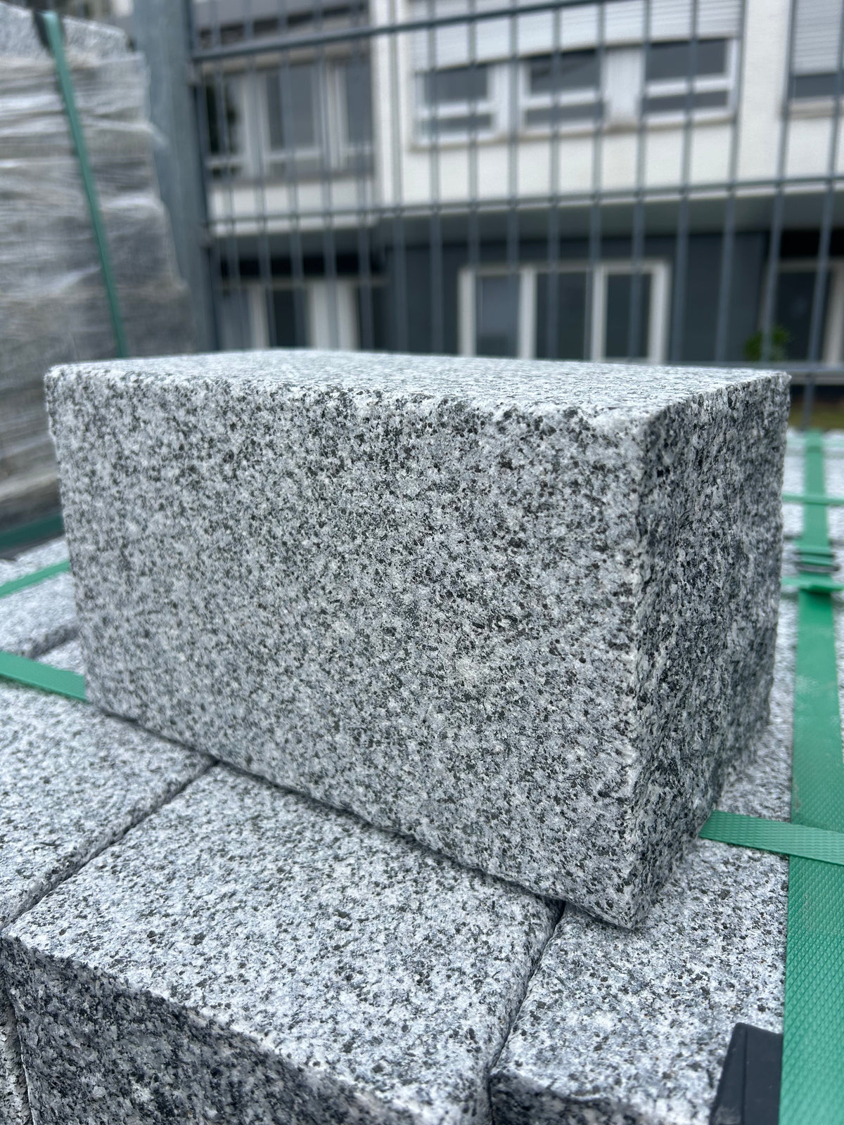 Granit Pflastersteine Grau, gespalten getrommelt – m2Granit – Einzelansicht