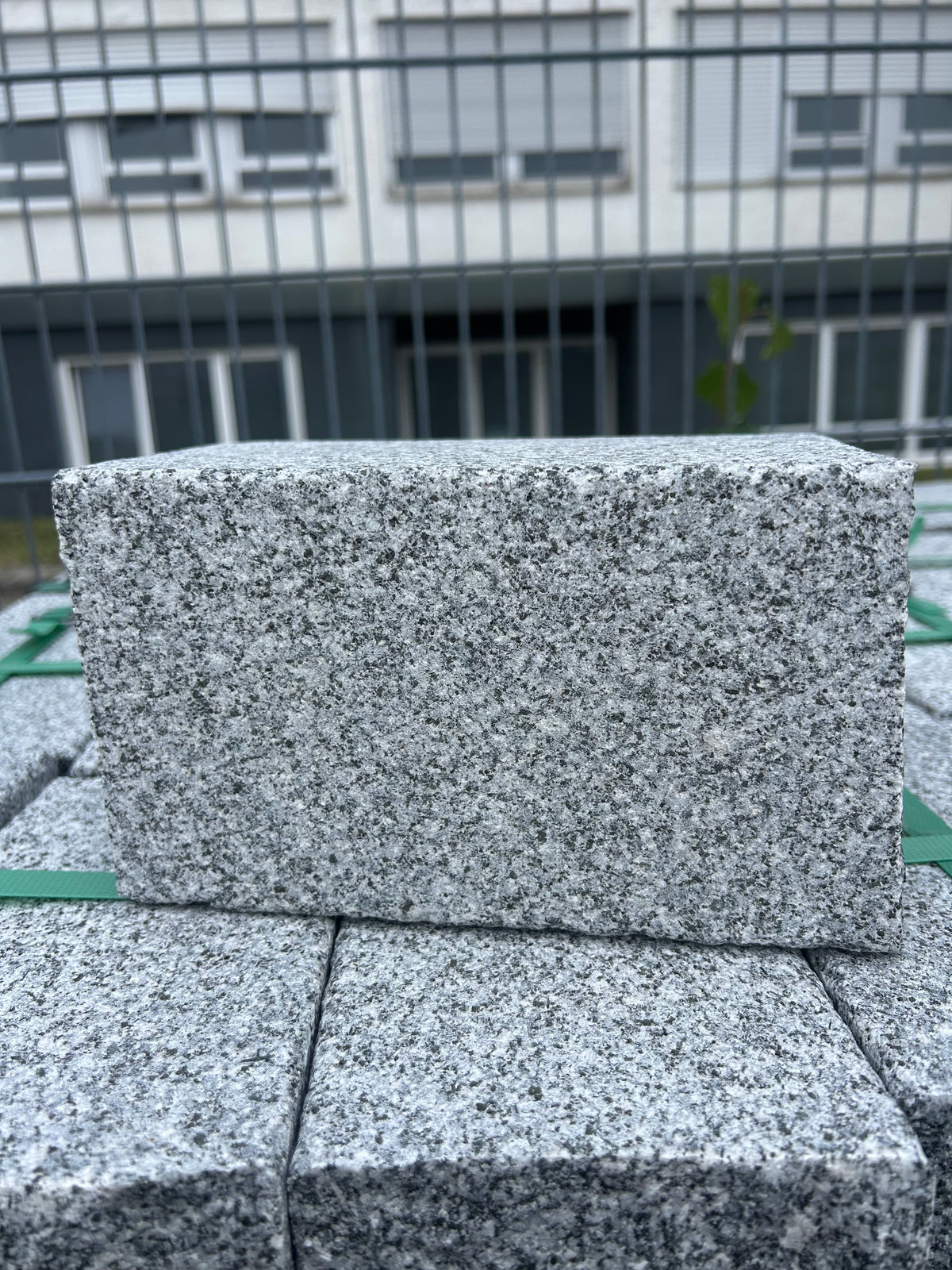 Granit Pflastersteine Grau, gespalten getrommelt – m2Granit – Frontansicht
