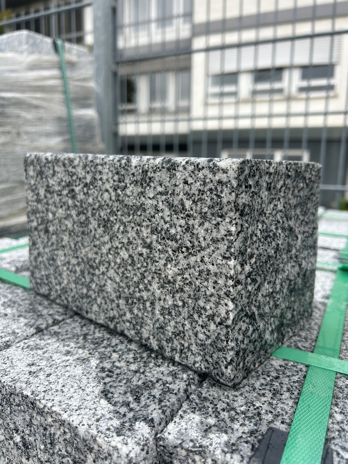 Granit Pflastersteine Grau, gespalten getrommelt – m2Granit – Oberfläche im nassen Zustand