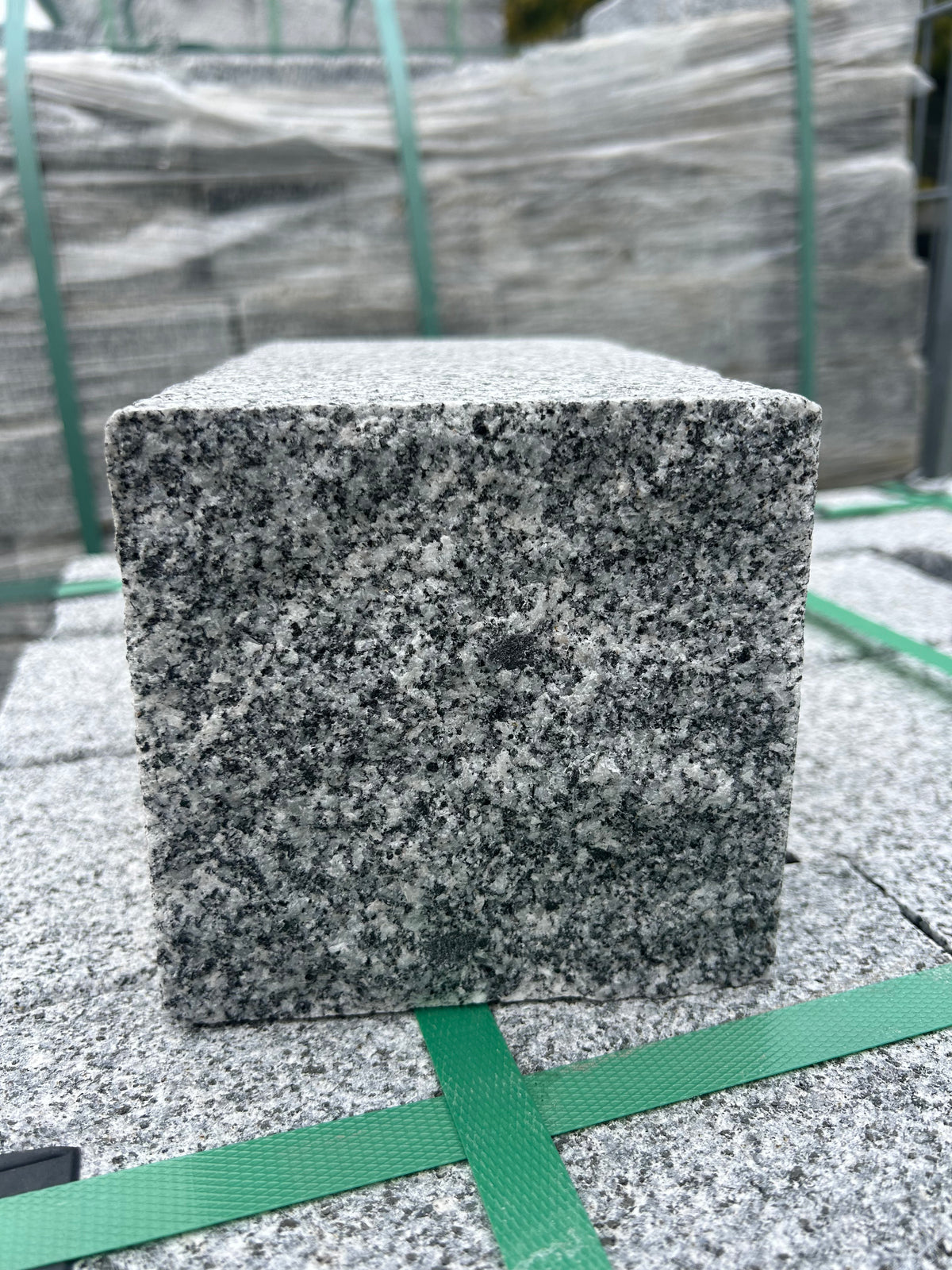 Granit Pflastersteine Grau, gespalten getrommelt – m2Granit – Oberfläche im nassen Zustand