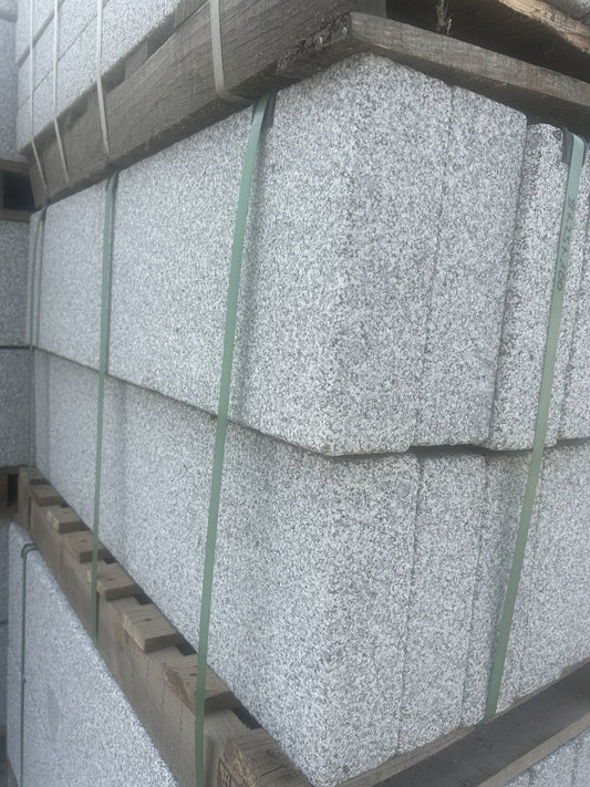 Granit Randsteine Grau, gesägt – m2Granit – Palettenansicht
