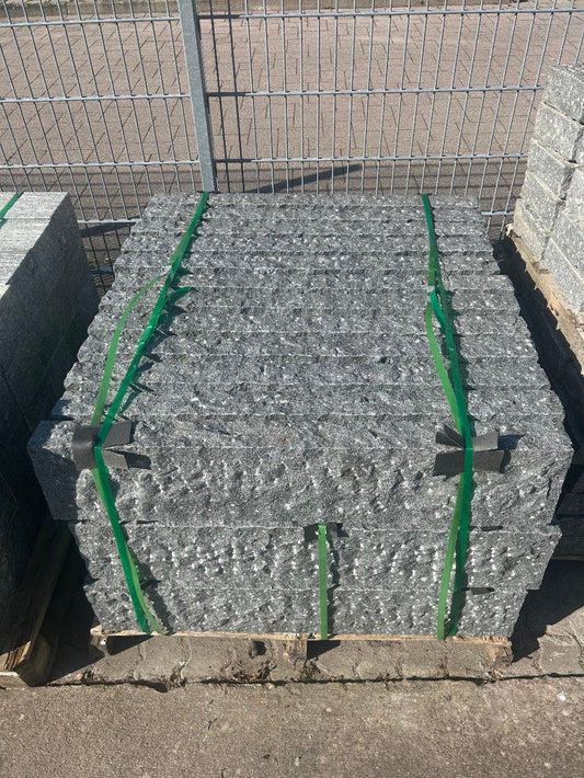 Granit Randsteine Grau, gestockt – m2Granit – Draufsicht