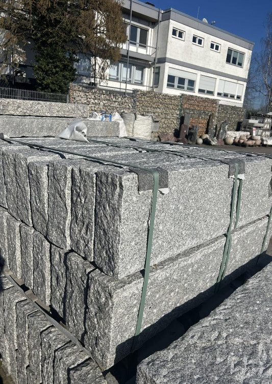 Granit Randsteine Grau, gestockt – m2Granit – Palettenansicht
