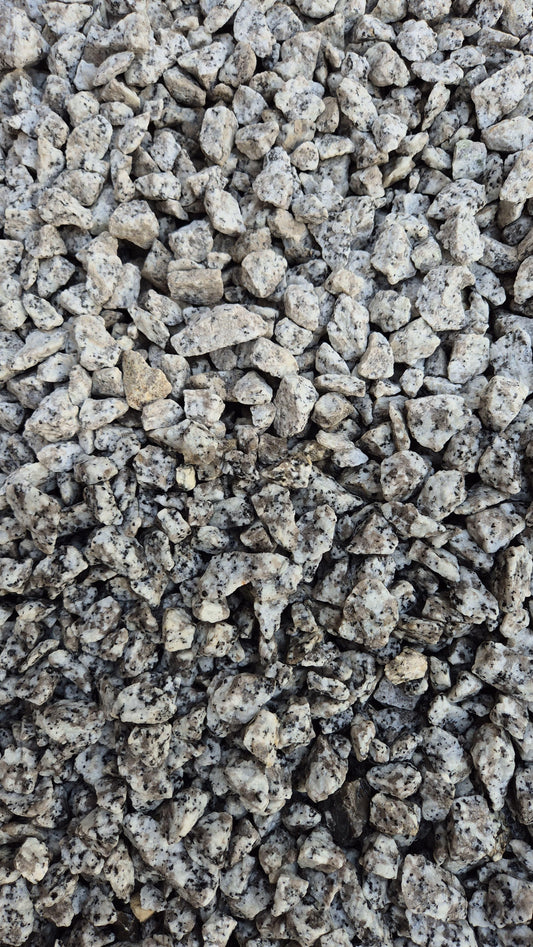 Granit Splitt Grau Weiß – m2Granit – Nahaufnahme der Oberfläche