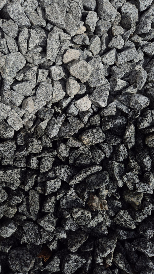 Granit Splitt Hellgrau – m2Granit – Vergleich von trockener und nasser Oberfläche