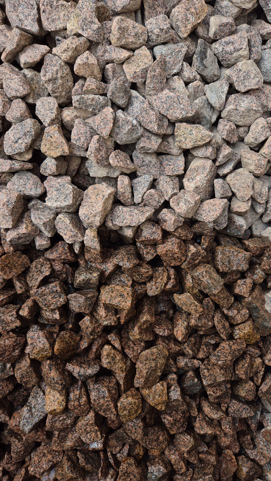 Granit Splitt Rot Braun – m2Granit – Vergleich von trockener und nasser Oberfläche