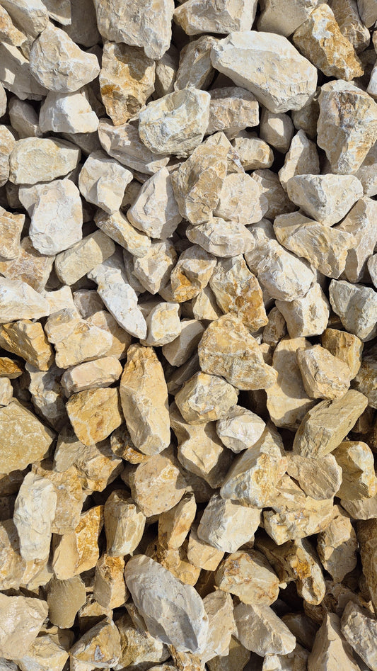 Jurakalk Schroppen Gelbgrau – m2Granit – Nahaufnahme der Oberfläche