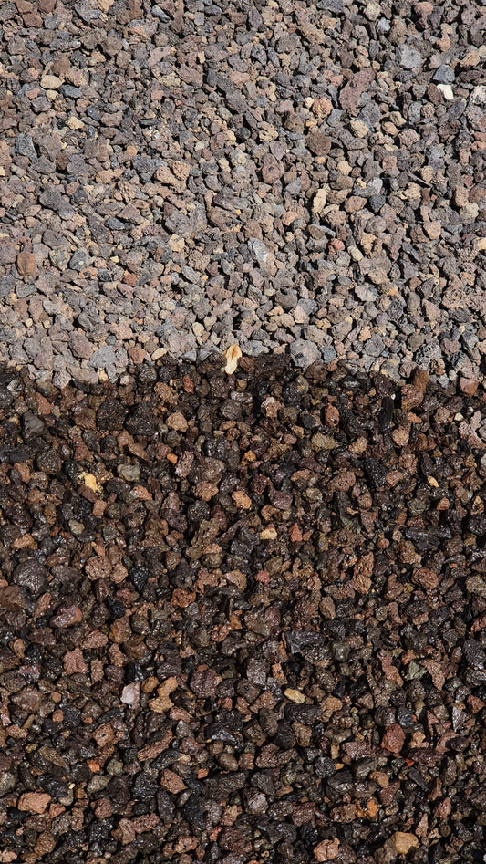 Lava Splitt Rot Braun – m2Granit – Vergleich von trockener und nasser Oberfläche