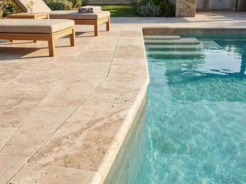 Poolplatten aus Naturstein, rutschfest für den Poolbereich