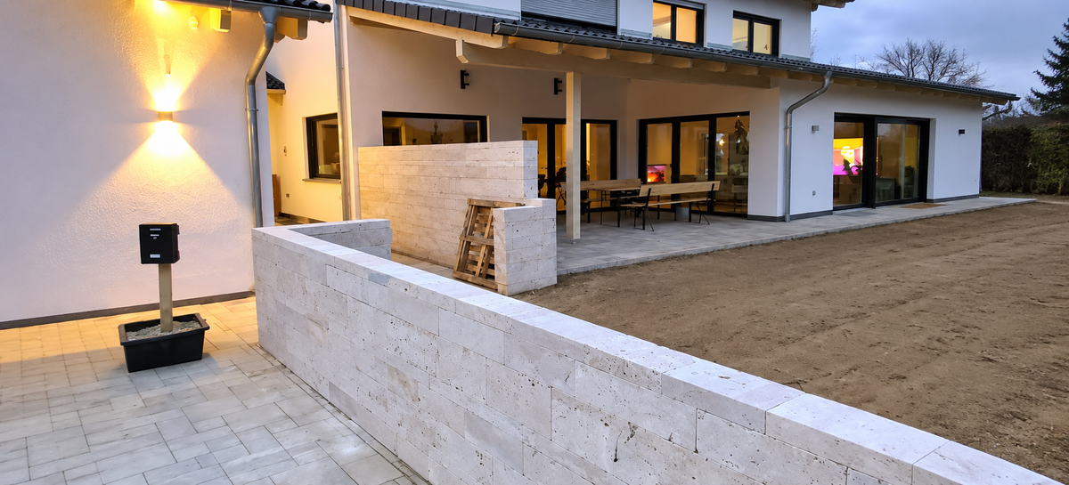 Mauersteine aus Travertin – 7,5 / 15 / 22,5 cm Höhe – Light – gesägt & getrommelt – M2Granit – mit KI retuschierte Originalaufnahme, Anwendungsbeispiel