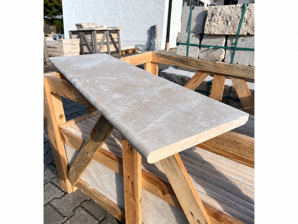 Poolrandplatten aus Travertin – 61–100 cm – Light – Bullnose – M2Granit – mit KI retuschierte Originalaufnahme, Anwendungsbeispiel