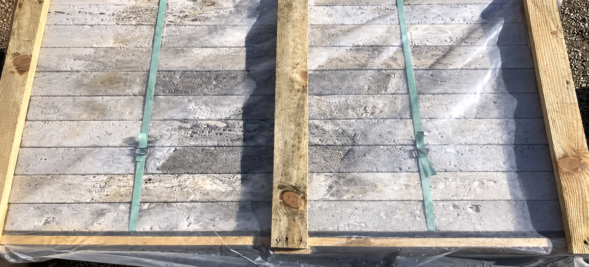 Randsteine aus Travertin – 50–100 cm – Silber – getrommelt – M2Granit – mit KI retuschierte Originalaufnahme, Anwendungsbeispiel